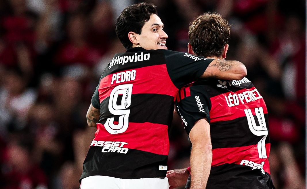 Pedro e Léo Pereira comemoram gol do Flamengo contra o São Paulo
