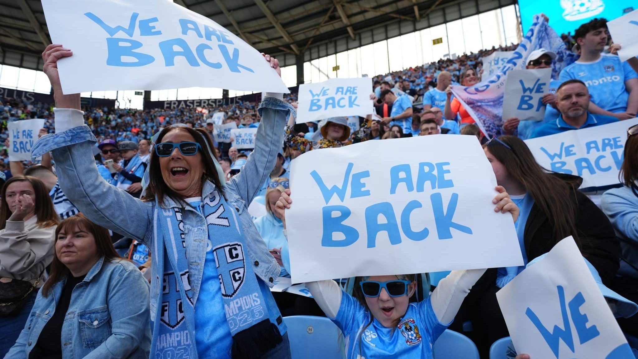 Torcida do Coventry comemora o acesso